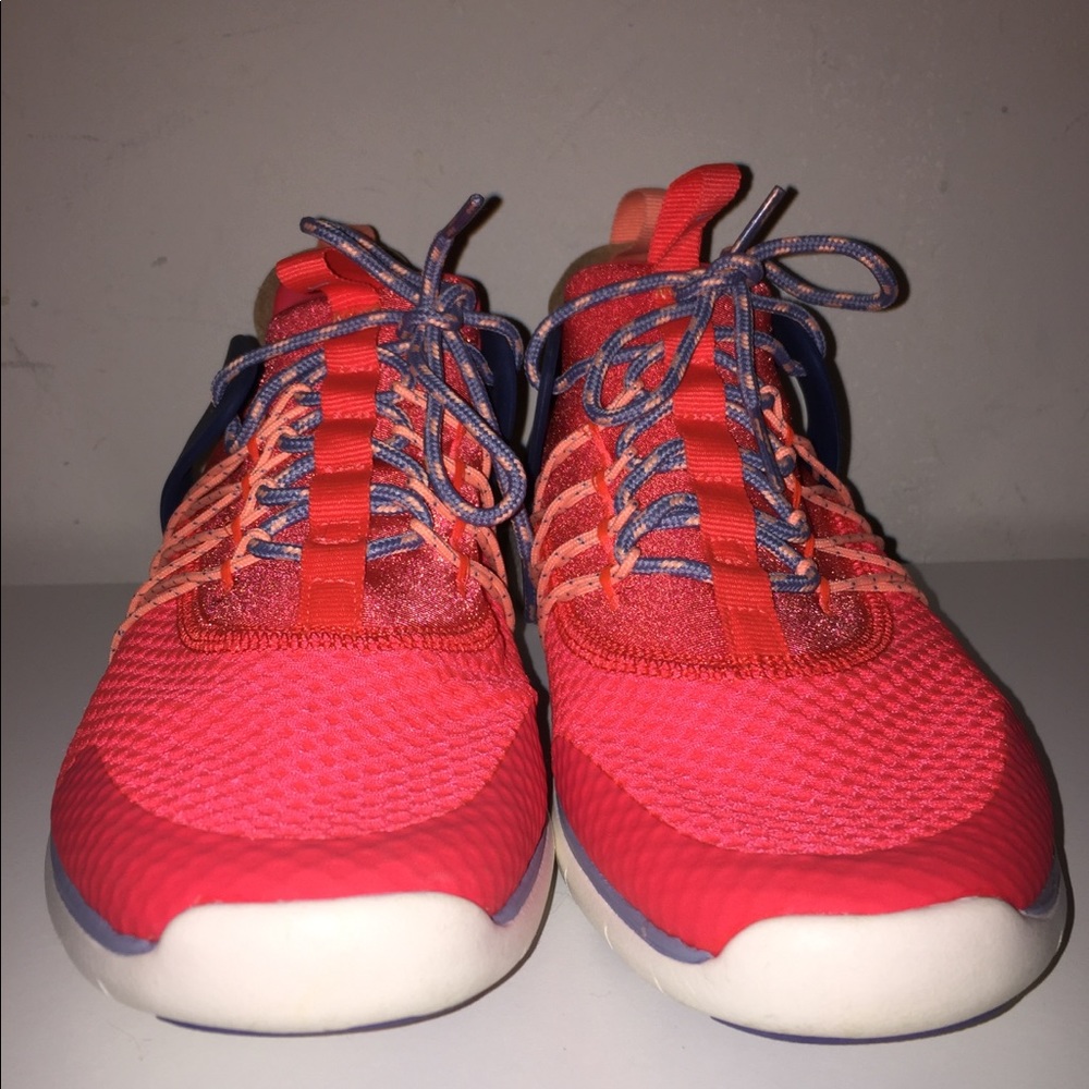 Nike multicolored tennis shoe (NEVER WORN)